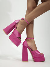 Plateau-Stiletto-Riemen mit quadratischer Zehenpartie und offener Zehenpartie, Schnalle und klobigen High Heels